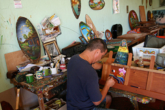 imagen de artesanias tipicas costarricenses en la Fabrica de Carretas Joquin Chaverri en Sarchi por  Steven Depolo